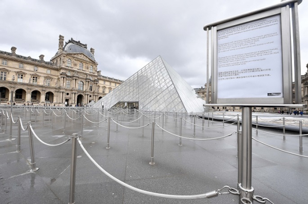 Jewelry stolen from Louvre Museum in Paris Jewelry stolen from Louvre Museum in Paris