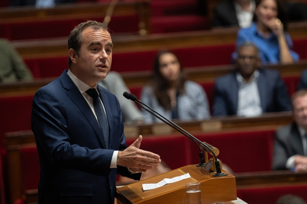 French gov't survives no-confidence votes French gov't survives no-confidence votes