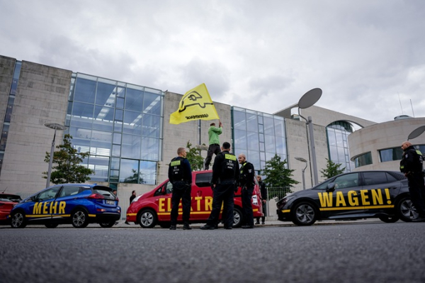 Environmental protests blockade Merz's Chancellery during car summit Environmental protests blockade Merz's Chancellery during car summit