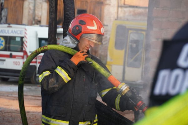 4 killed, 12 injured in explosion at Ukraine train station 4 killed, 12 injured in explosion at Ukraine train station