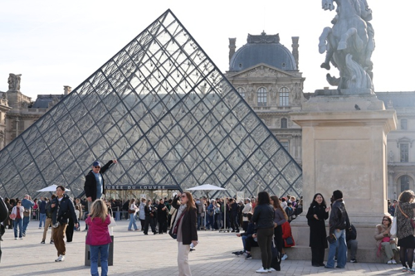 Louvre Museum reopens 3 days after jewelry theft Louvre Museum reopens 3 days after jewelry theft