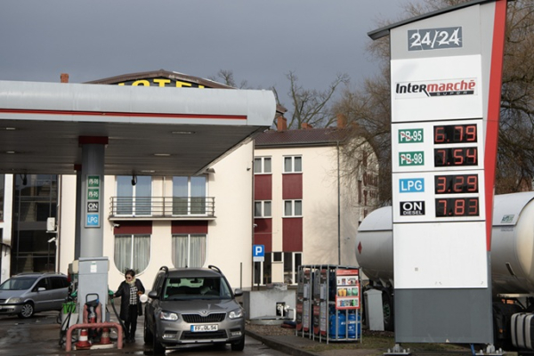 Poland to lower fuel prices amid Mideast tension Poland to lower fuel prices amid Mideast tension