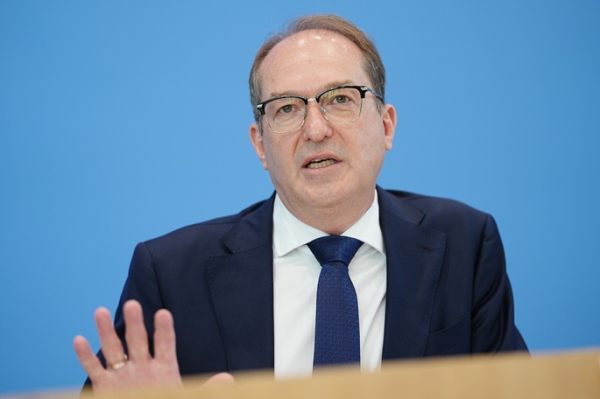 German interior minister warns of increased attack threat German interior minister warns of increased attack threat